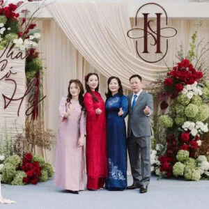 Phông ăn hỏi vải voan kết hợp với cascade floral arrangement