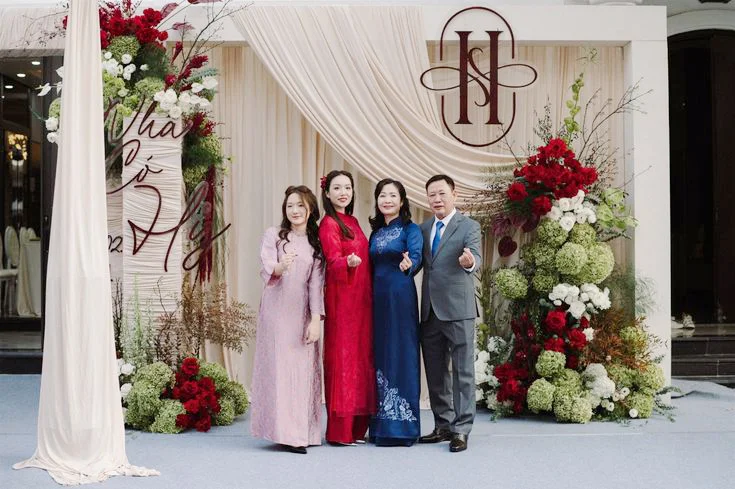 Phông ăn hỏi vải voan kết hợp với cascade floral arrangement