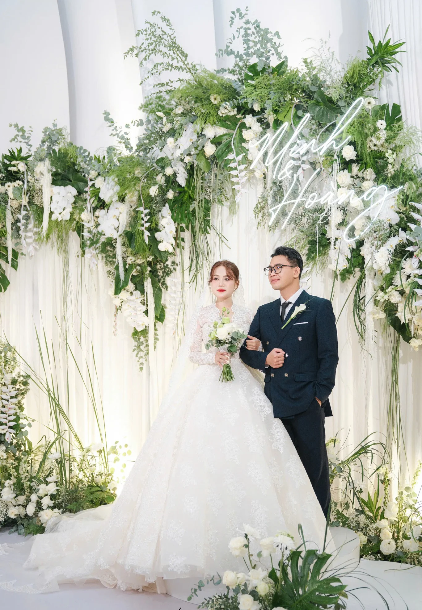 Backdrop khách sạn tone trắng xanh