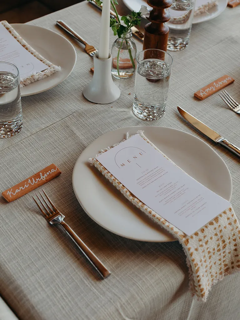 Thiệp cưới và đất nung