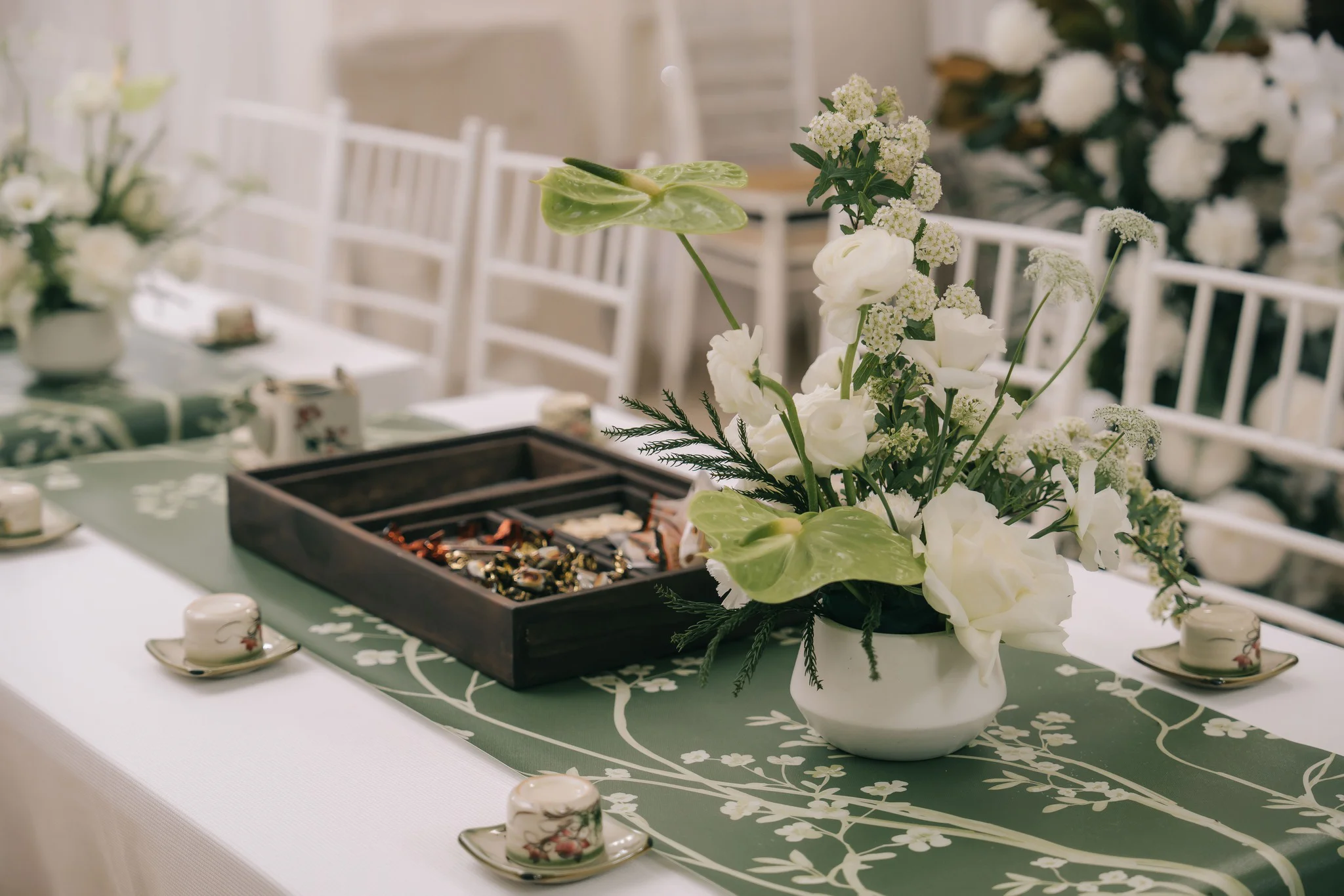 Trang trí tiệc cưới sân vườn Hà Tĩnh – Ý tưởng màu xanh rêu sang trọng